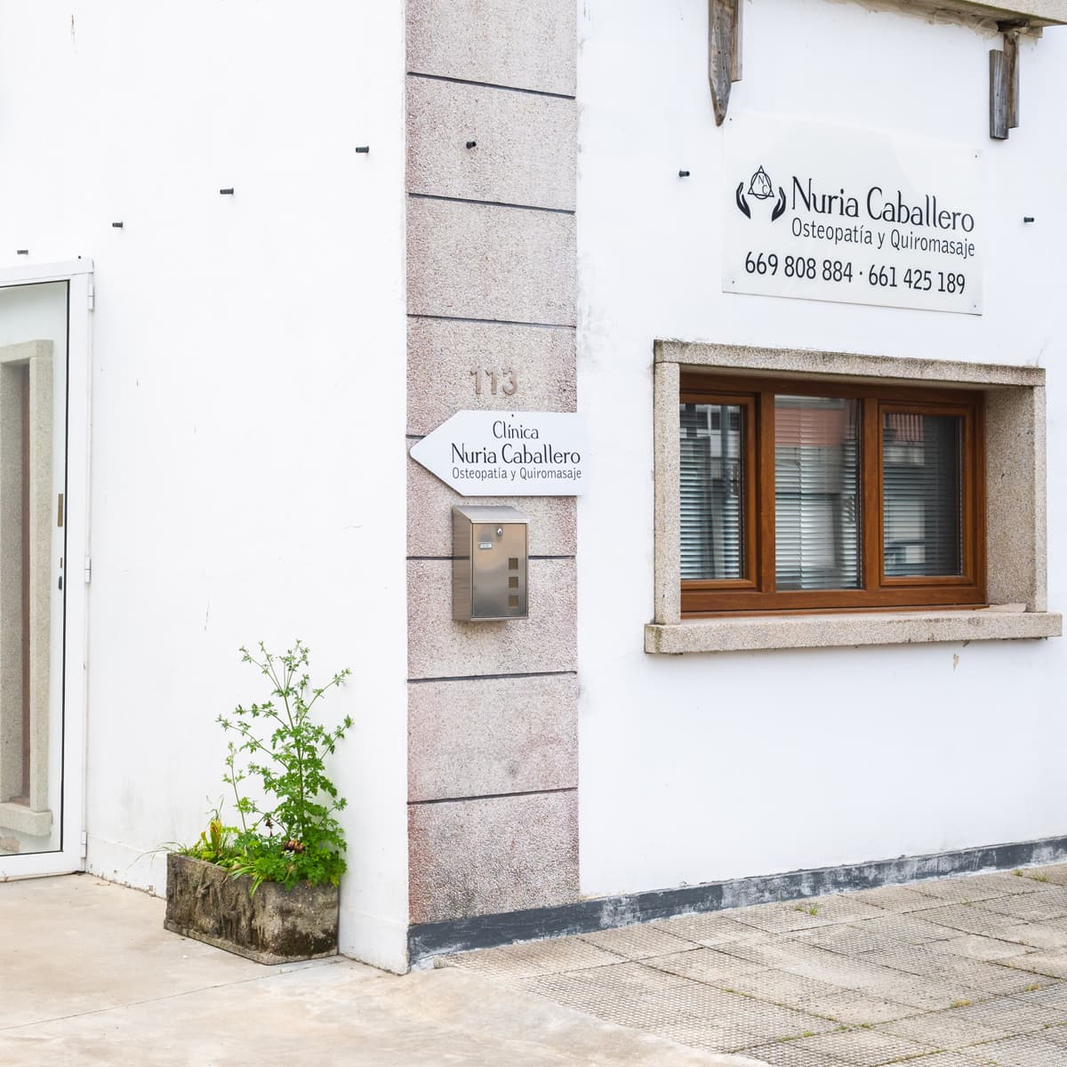 Contactar con el centro de osteopatía y quiromasaje de Nuria Caballero en Cambados